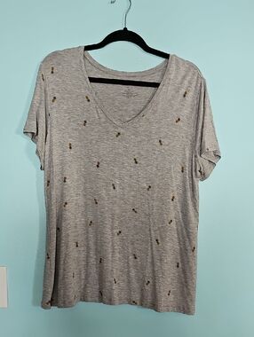 Apt. 9 Gray V-Neck Short Sleeve Tee with Pineapple Motif
